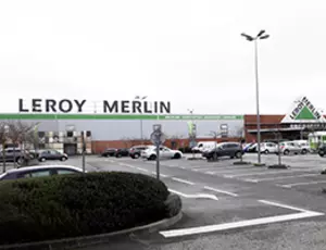 L’extérieur du magasin Leroy Merlin de Colomiers, site pilote des demandes d’enlèvement de bennes en ligne.